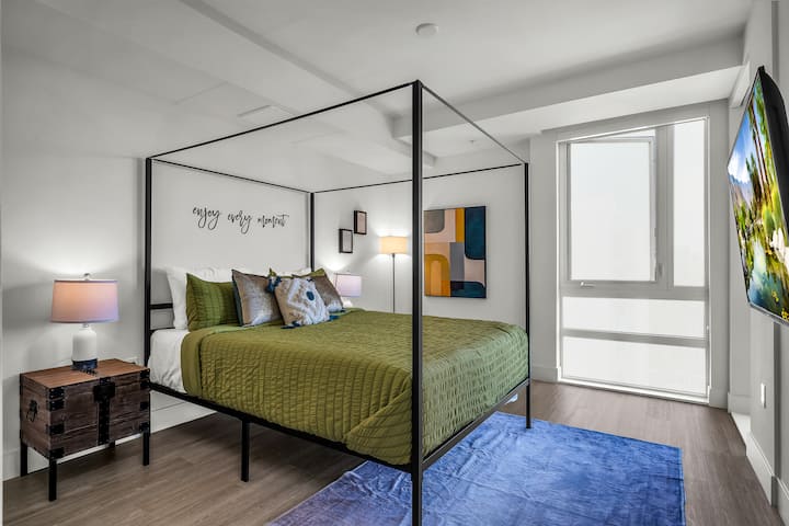 Стилна основна спалня със спиращ дъха басейн и изглед към езерото, оборудвана с 55 - инчов телевизор