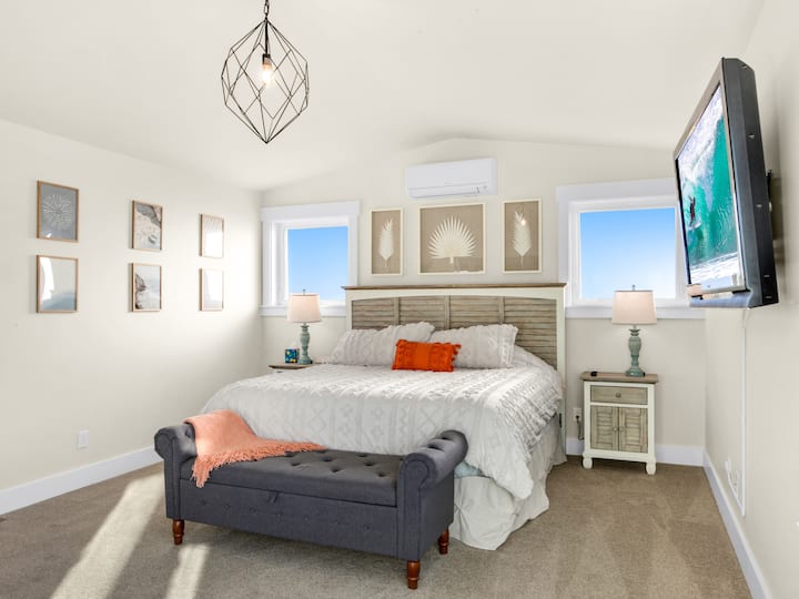 ห้องนอนอยู่ชั้นบนและมีเตียงขนาดคิงไซส์ขนาดใหญ่ที่สะดวกสบายพร้อมหมอนและผ้าห่มมากมาย 