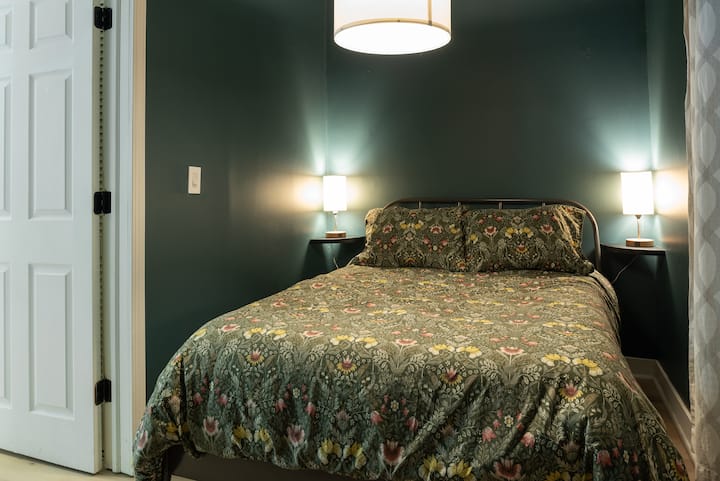 Hiki ni chumba cha kulala cha ghorofa ya chini. Ina kitanda chenye ukubwa kamili na meza mbili zenye mwangaza.