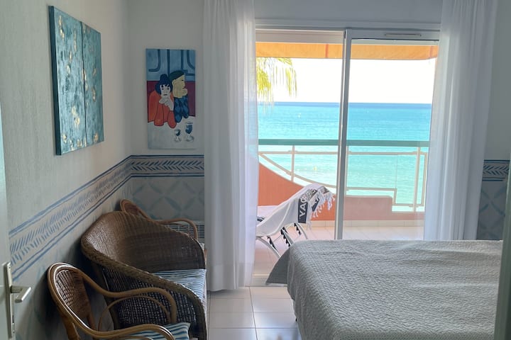 Spálňa s výhľadom na more 