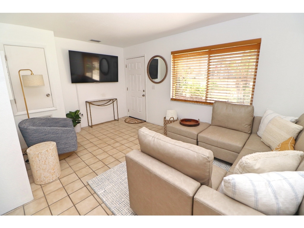 Top performing Airbnb: White Sands & Beach Paradise! in Deltona / Daytona Beach / Ormond Beach