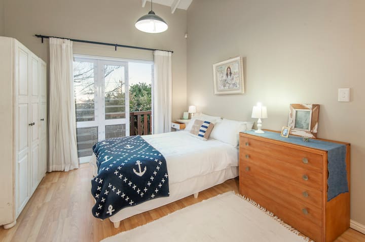 Habitación principal en la planta superior con baño privado completo