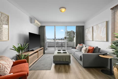 Top performing Airbnb: Lakefront Escape • Indoor Pool • Balcony • WiFi in Jindabyne