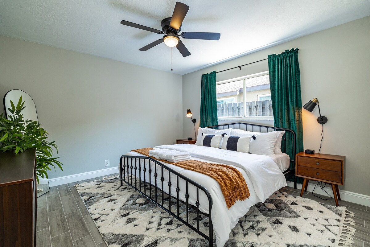 在这间温馨时尚的卧室中享受宁静的夜晚，营造出温馨的氛围。