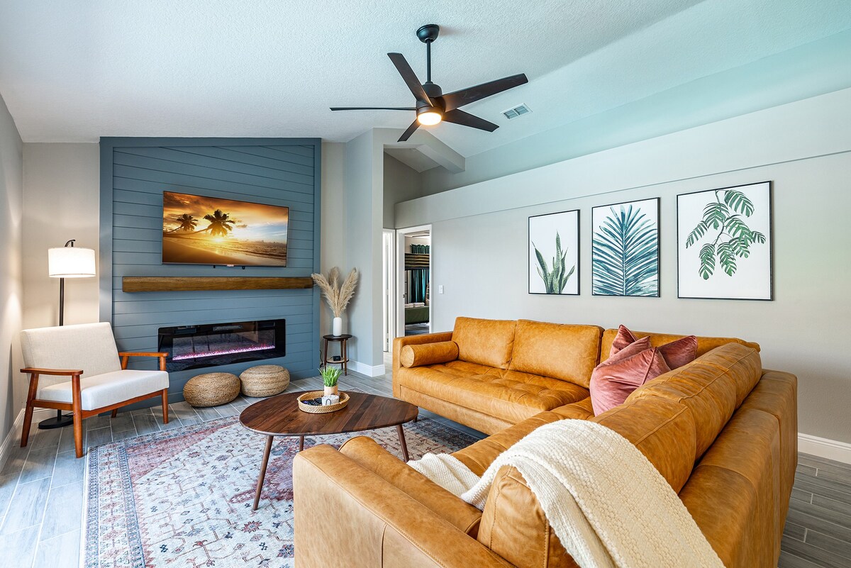 在舒适的客厅放松身心，配有壁炉和时尚迷人的装饰。