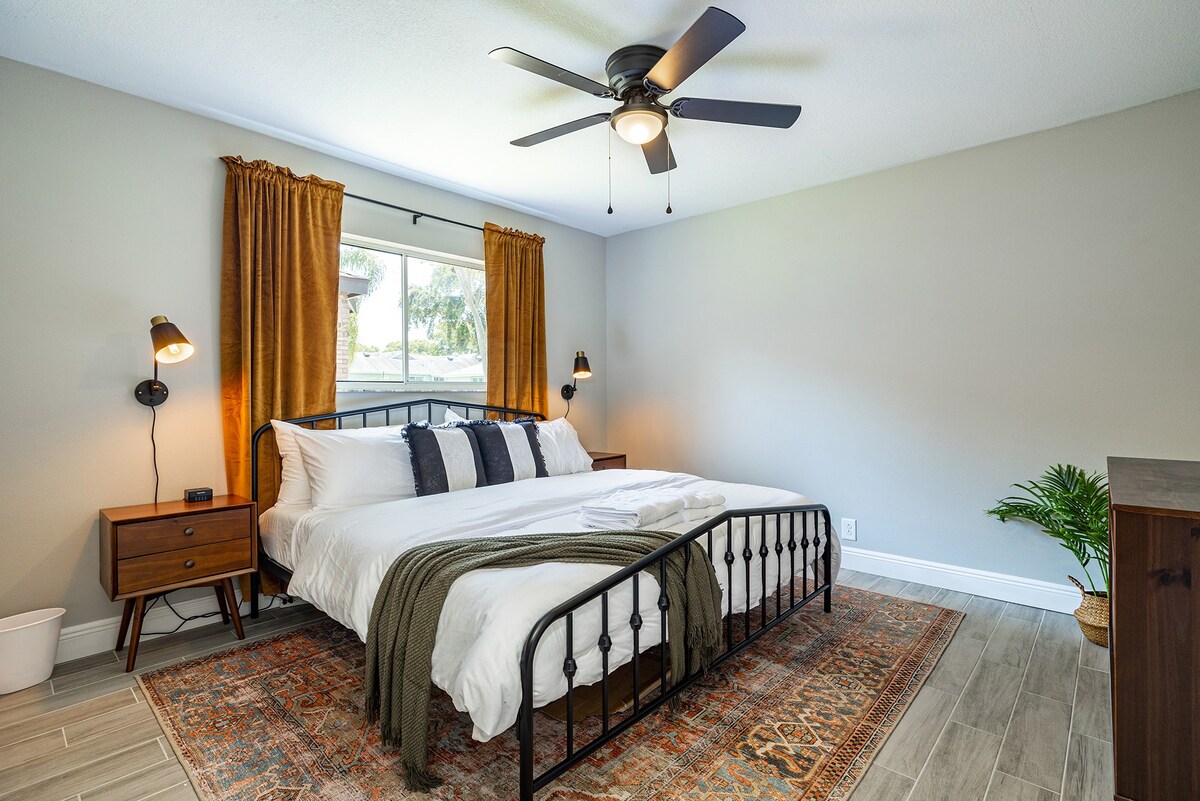 在这间时尚的卧室中放松身心，拥有温馨的装饰和舒适的氛围，非常适合在冒险一天后度过宁静的夜晚。