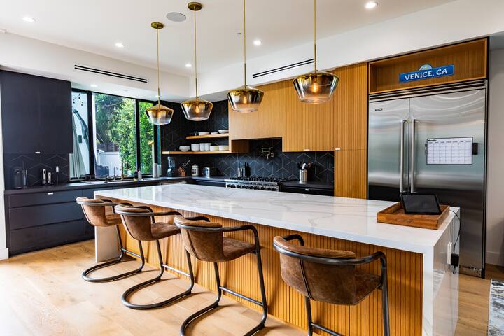 Venice Dream House! Heated Pool/Sauna & Movie Room gallery image 2