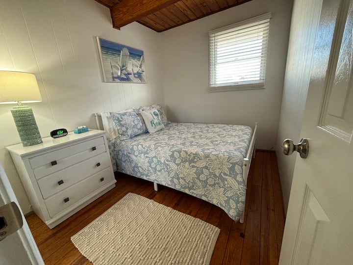 Udobna druga spavaća soba ima bračni krevet s komodom i ormarom. 