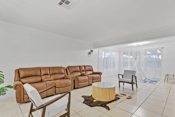 Private Lakefront House Pembroke - Pembroke Pines, FL