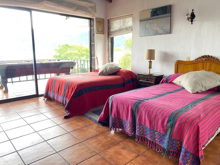 2张标准双人床， 2号房