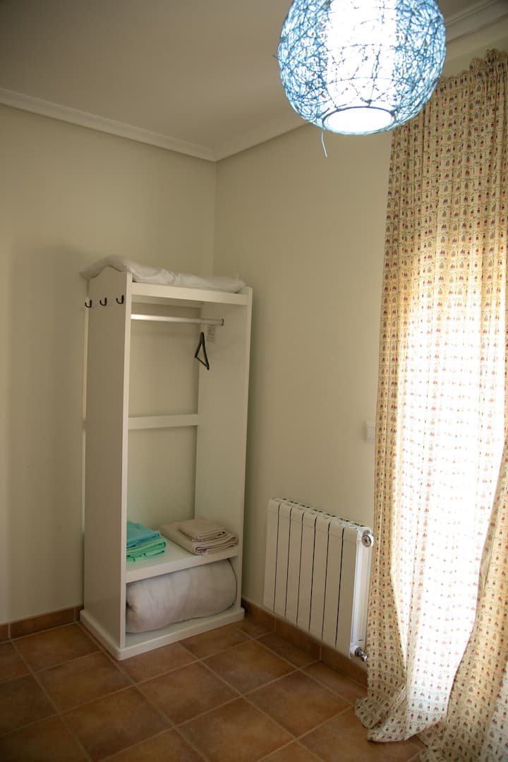 ห้อง 5 (ชั้นล่าง) มีเตียงขนาด 90 ซม. 3 หลังจากห้องนี้คุณสามารถเข้าสวนได้โดยตรง 