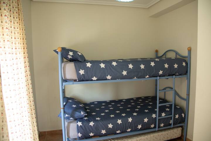 ห้อง 5 (ชั้นล่าง) มีเตียงขนาด 90 ซม. 3 หลังจากห้องนี้คุณสามารถเข้าสวนได้โดยตรง 