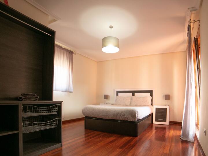 ห้องนอนใหญ่พร้อมอ่างอาบน้ำและห้องอาบแดด
ห้องพักประกอบด้วยเตียงคู่ขนาด 1.50 ซม. และทีวี 