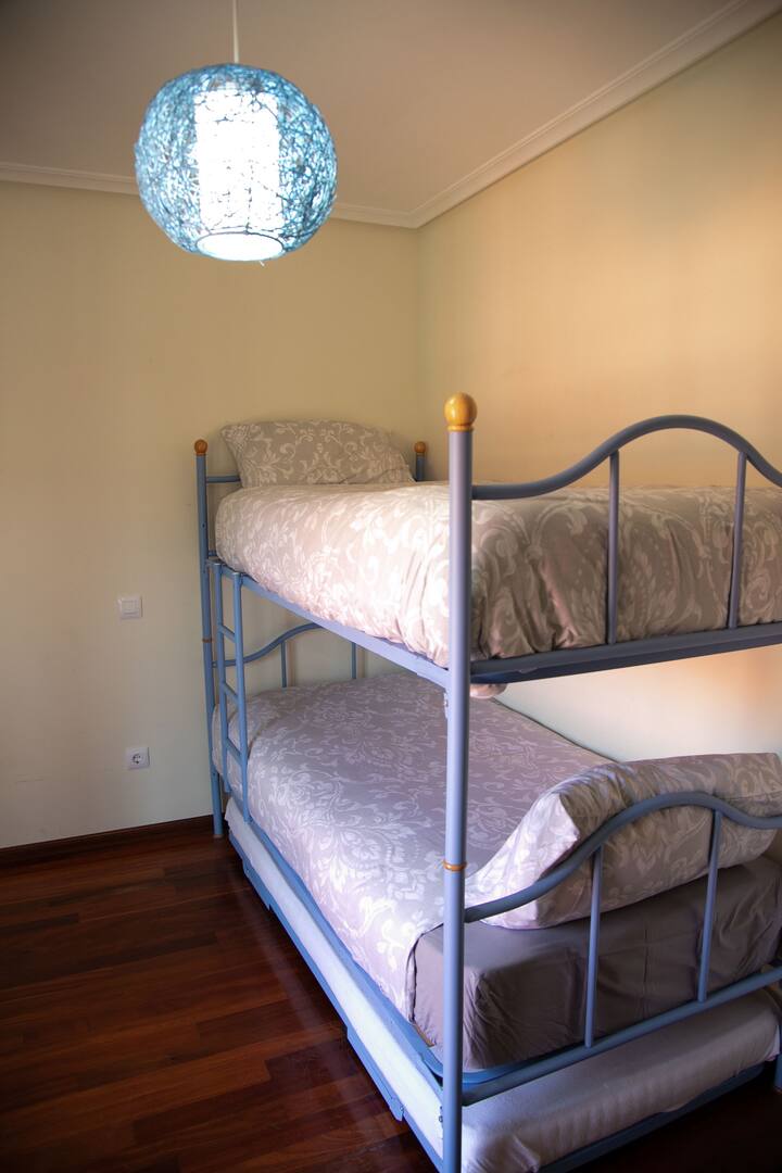 ห้อง 4 มีเตียงขนาด 90 ซม. 3 หลังและจุดชมวิวที่มองเห็นสวน