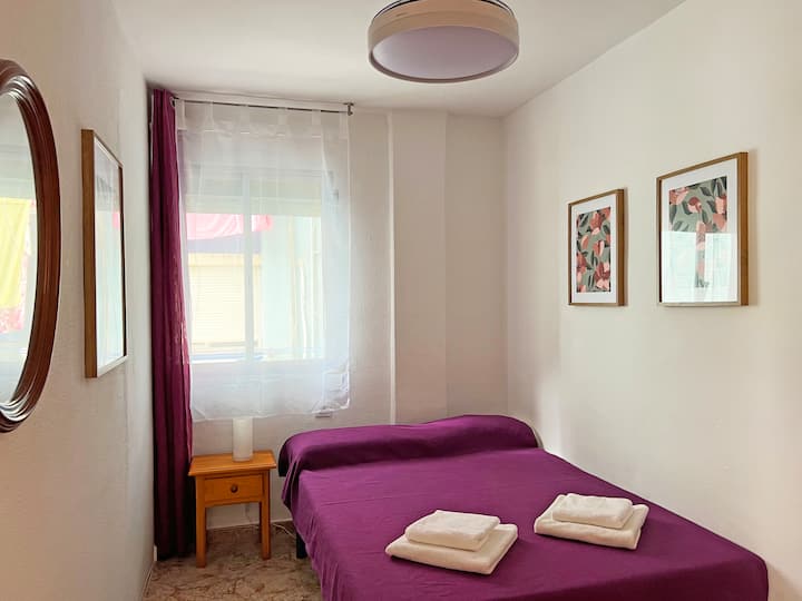 Dhoma e gjumit 2 - një krevat 135 cm për dy persona, dritare nga jashtë, dollap, ventilator tavani. 