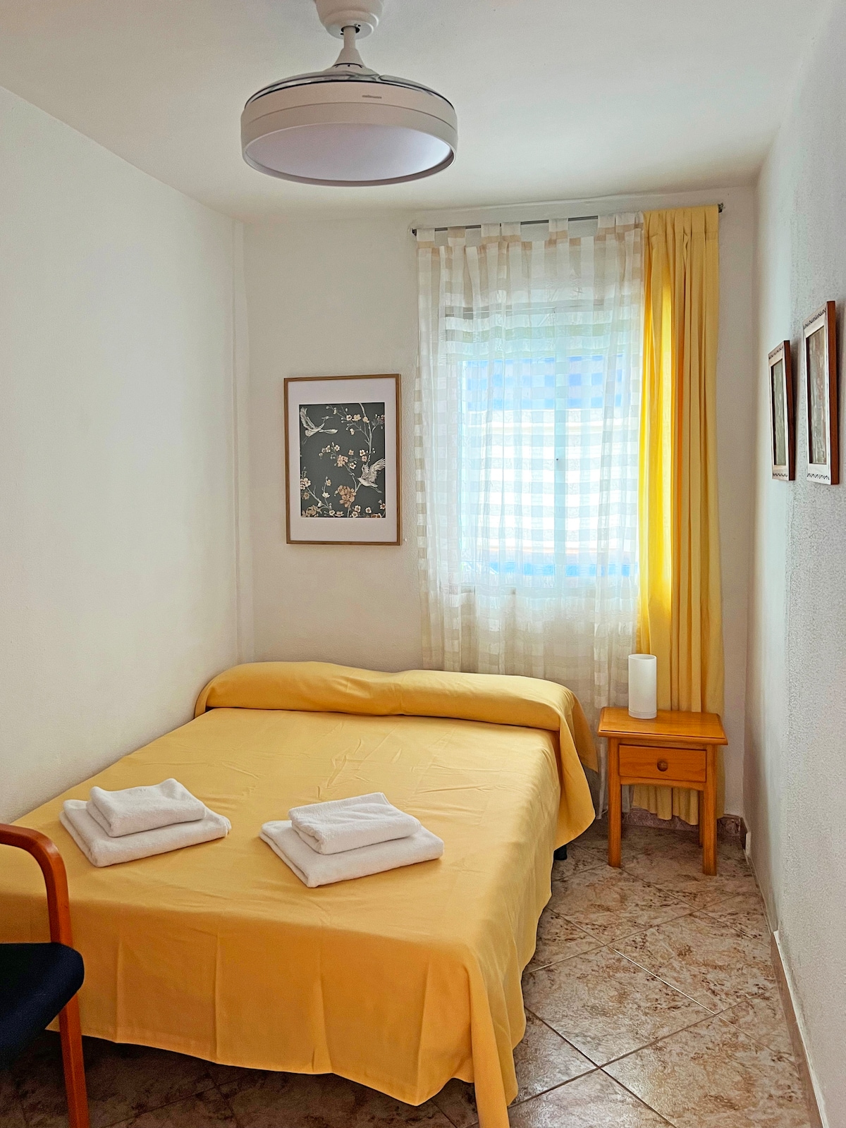 Საძინებელი 3 - ერთი საწოლი 135 სმ ორი ადამიანისთვის, ფანჯარა გარედან, კარადა, ჭერის ვენტილატორი. 