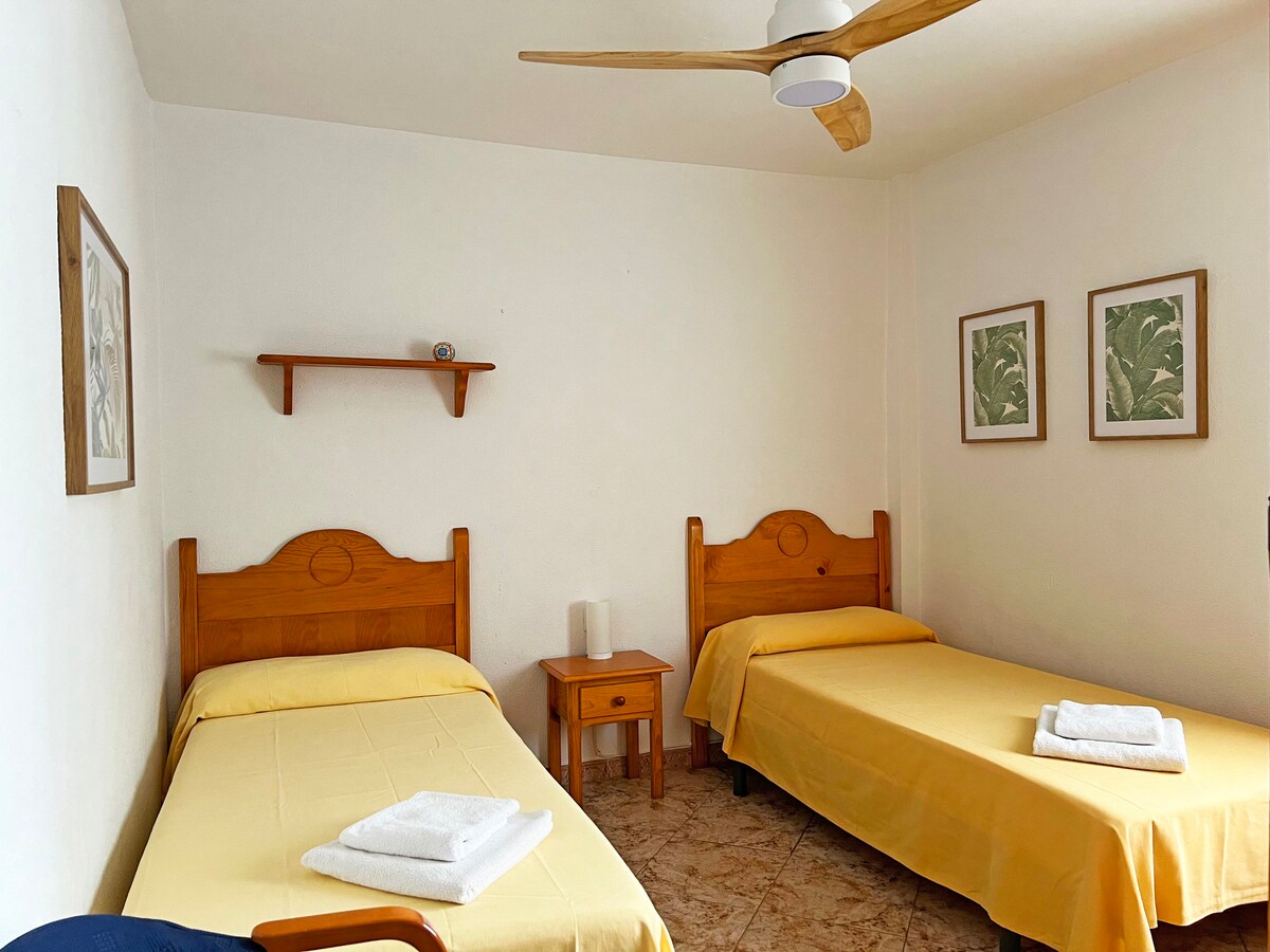 Საძინებელი 1 - ორი 90 სმ საწოლი, რომელთა მიერთებაც მარტივია. Გარე ფანჯარა, კარადა და ჭერის ვენტილატორი. 