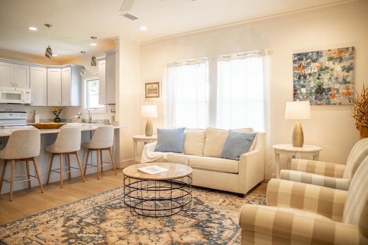 Otvorená pôdorysná kuchyňa a obývacia izba s veľkou rozkladacou pohovkou 