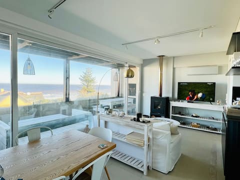 An apartment with an ocean view in LaBarra
