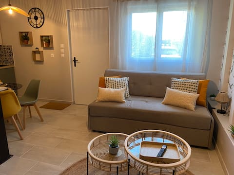 Airbnb performant: Quiet, air-conditioned studio in Grangeroux, 5 minutes from the CNTS à Indre