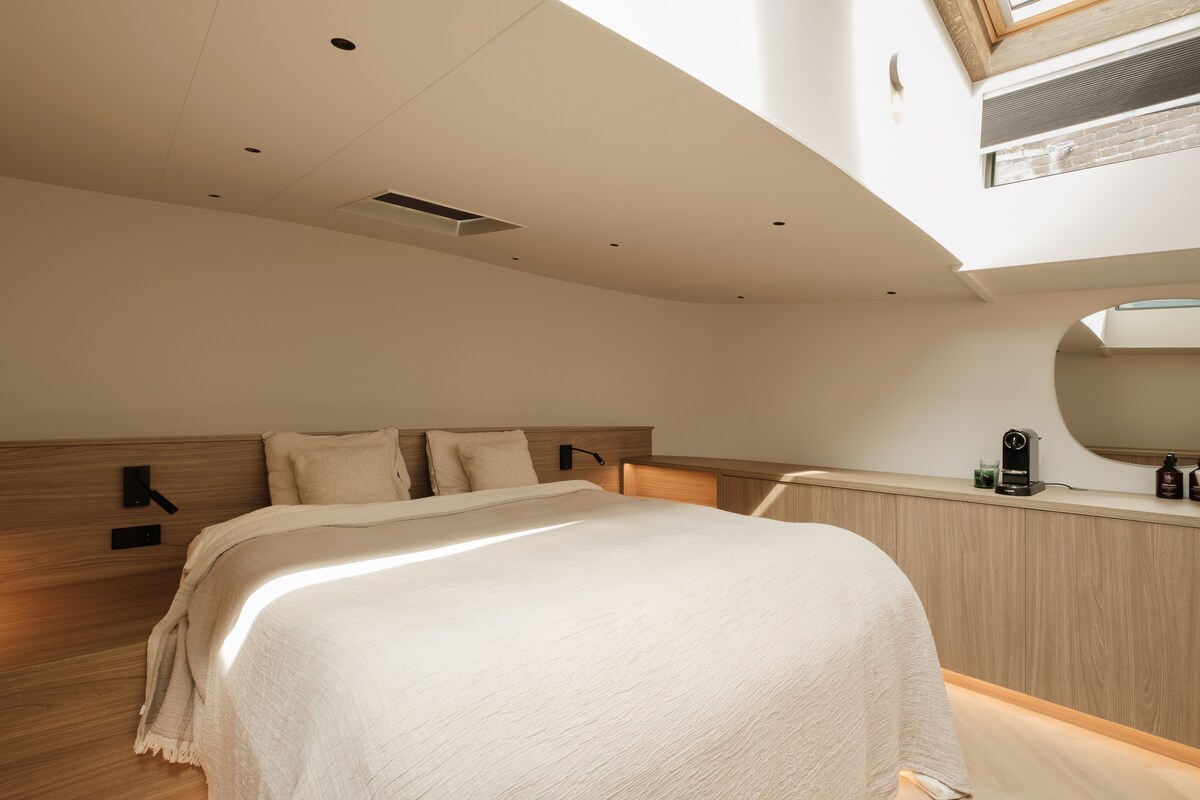 تحتوي غرفة النوم الرئيسية على سرير Auping مريح بحجم كبير لقضاء ليلة نوم مريحة. وتشمل آلة نسبريسو لقهوة الصباح، ومغسلة للراحة، وتكييف هواء للحفاظ على برودة الغرفة، وتلفزيون للترفيه.