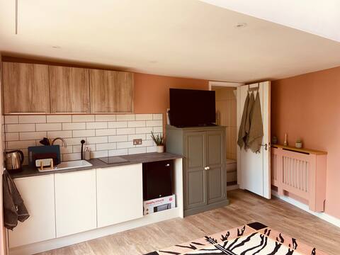 Top Airbnb: Shepperton Casita- Cabin Studio in Spelthorne