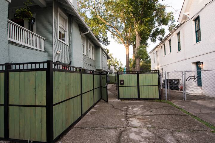 Room for everyone in Uptown! gallery image 2