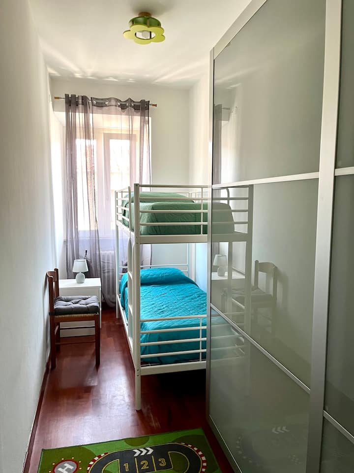 חדר שינה עם מיטת קומתיים