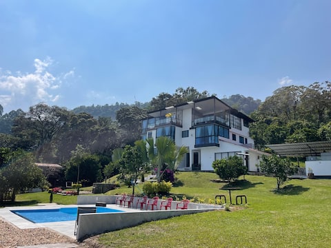 House with a pool and Wi-Fi in La Vega