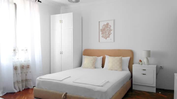 Stan 4, spavaća soba 3 ima jedan bračni krevet, kauč, ormar, kupaonicu spojenu sa sobom, kabelsku televiziju, pogled na vrt i klima-uređaj. 