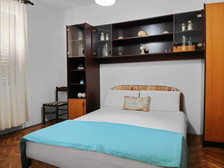 Stan 4, spavaća soba 2 ima jedan bračni krevet, fotelju, ormar i ventilator (ova soba nema klima-uređaj). 