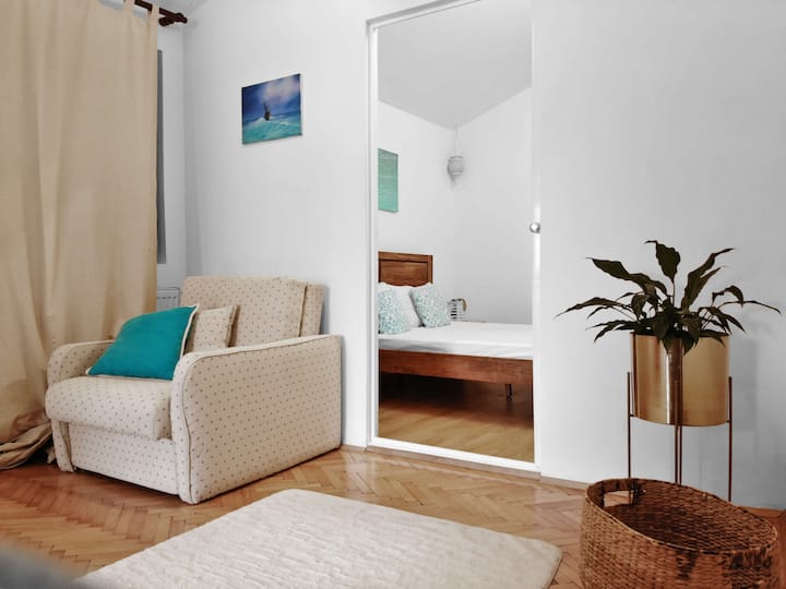 Stan 4, spavaća soba 1 ima jedan bračni krevet, ormar, a do njega se dolazi iz stana 4 dnevnog boravka kroz klizna vrata. 