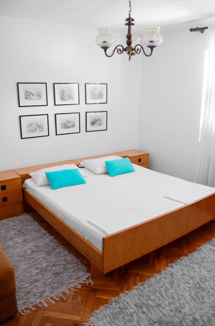 Stan 4, spavaća soba 4 ima jedan bračni krevet, jedan jednostruki krevet, ormar i ventilator (ova soba nema klima-uređaj). 