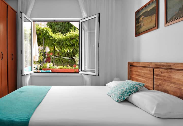 Stan s 2 spavaće sobe ima bračni krevet i ormar te pogled na našu glavnu zajedničku terasu.