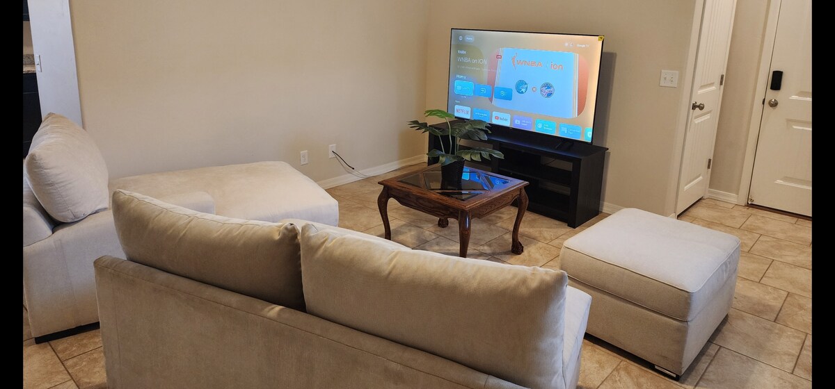 Popular Airbnb listing: Gorgeous new Home. (Garage Access) in Kingman
