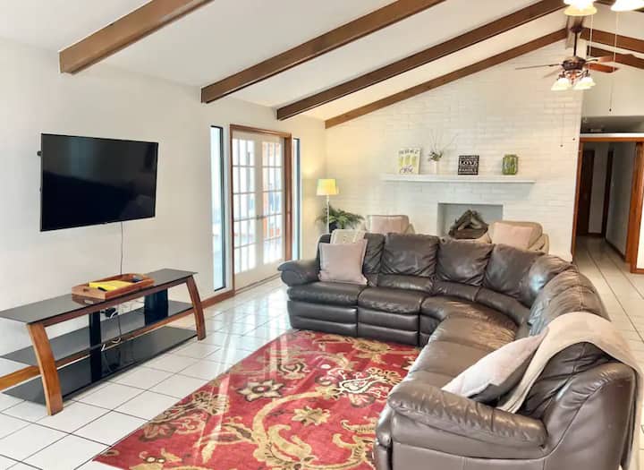 Comfy Big Home W/ Pool & Arcade - Edinburg, TX