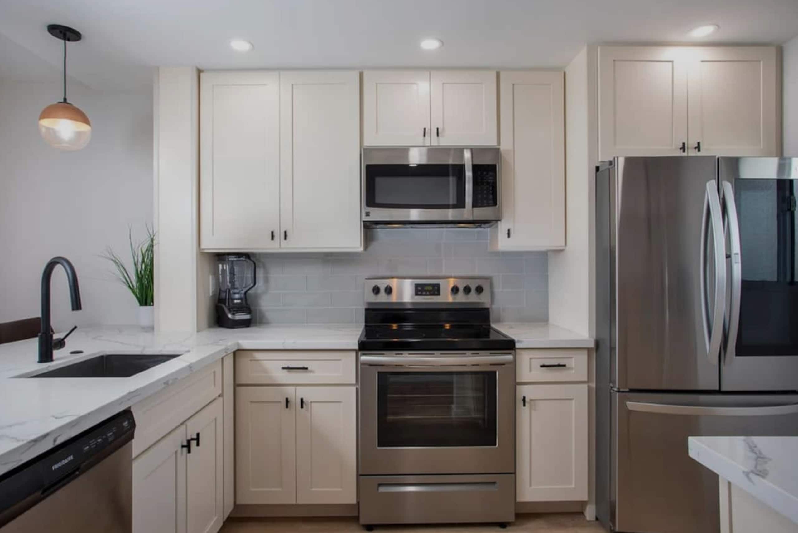 Stylish Oceanfront Remodel 2/2 - Image 8