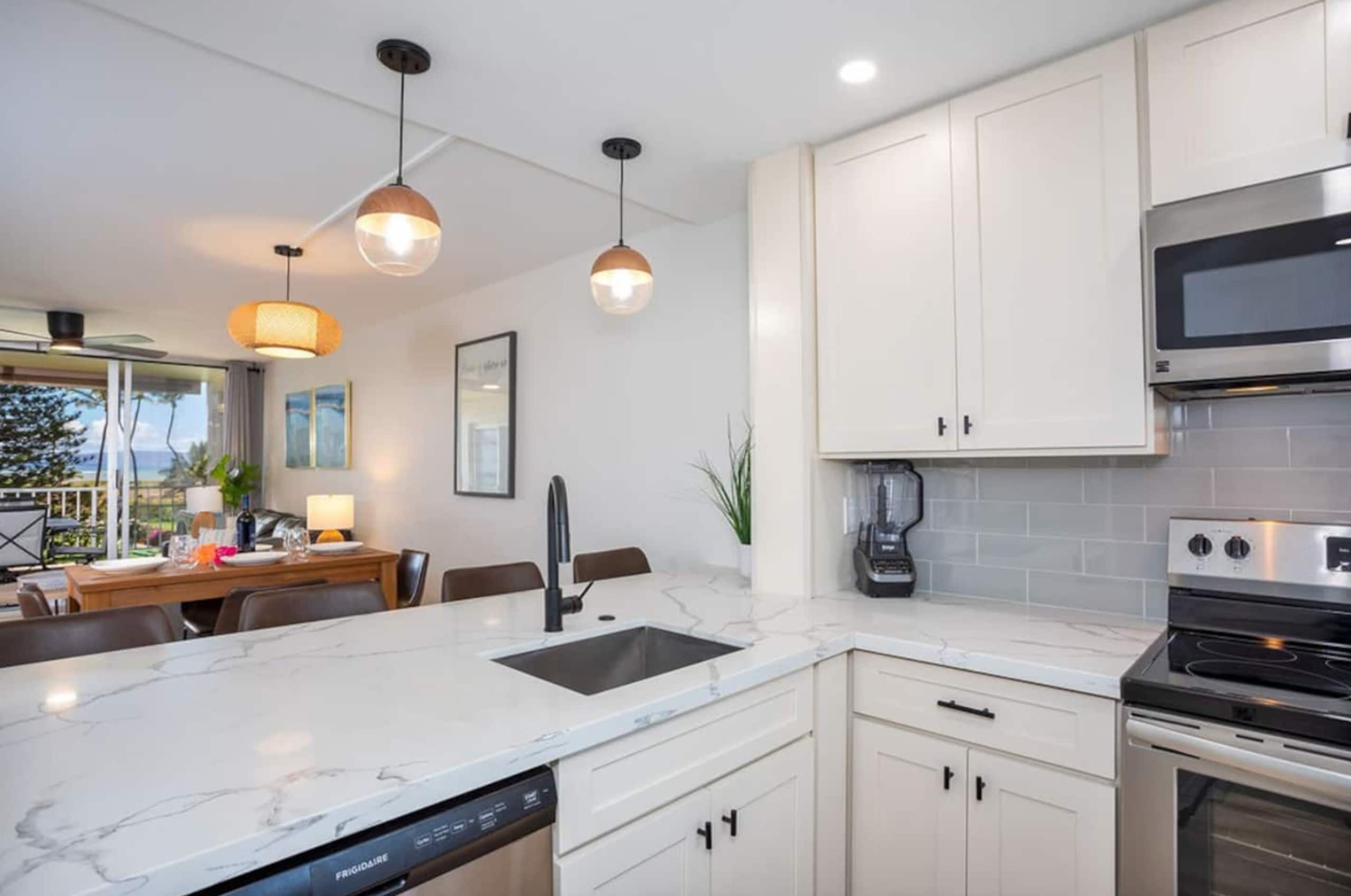 Stylish Oceanfront Remodel 2/2 - Image 6