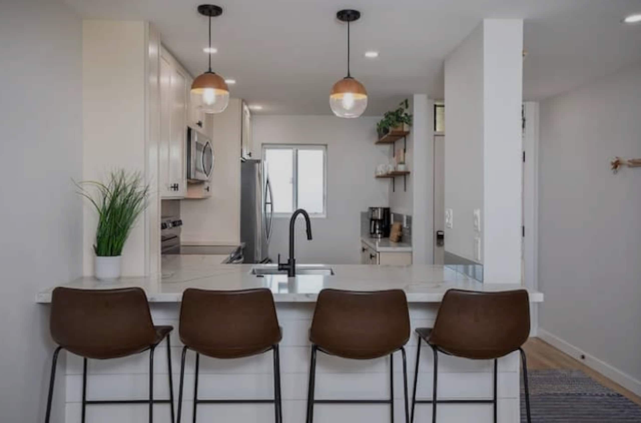 Stylish Oceanfront Remodel 2/2 - Image 9