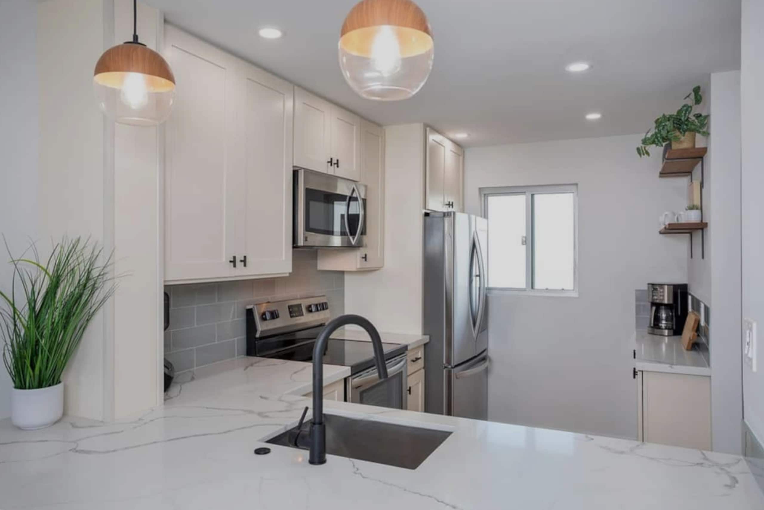 Stylish Oceanfront Remodel 2/2 - Image 7