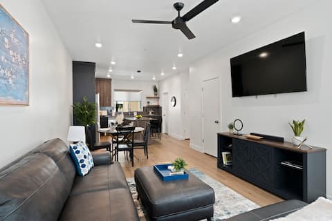 Top Airbnb: Modern Townhome near Downtown - Skyline View in Capitol Hill
