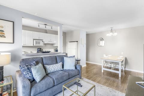 Top Airbnb: Snowy Kensington Stay | 5 min DT | AC | Parking in Sunnyside