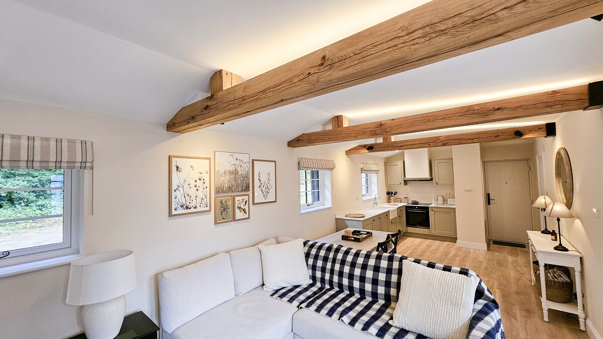 Popular Airbnb listing: The Stables w/ Hot Tub & Gym in Hertsmere