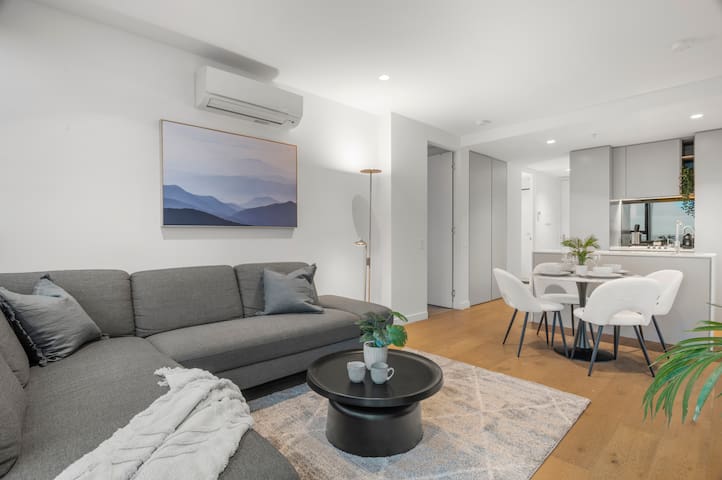 Live Luxe |Gorgeous City Views 3BR APT w/ Pool&Gym gallery image 2