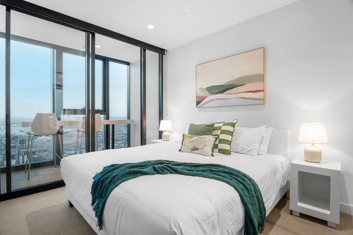 Live Luxe |Gorgeous City Views 3BR APT w/ Pool&Gym gallery image 4