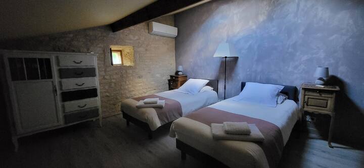 Bedroom floor 2 beds 1 place