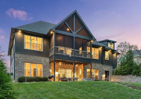 Lakeside Bliss Dock, Kayaks, Fire Pit, Foosball