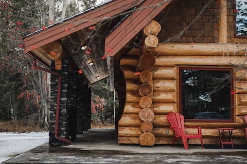 Charming Log Chalet Getaway – 1 km from Resort