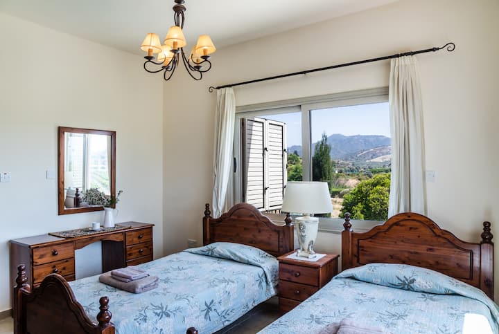 Twins bedroom with ensuite bathroom and WC.