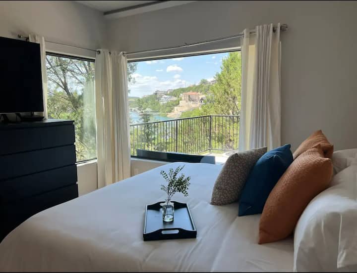 Ova spavaća soba više nema zavjese. Ima najljepši pogled. Noću možete vidjeti zvijezde dok spavate. 